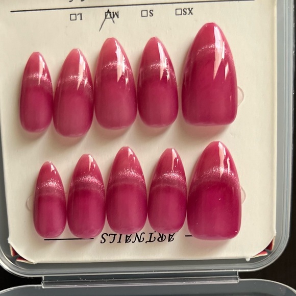 Gorgeous customized press-on nails - Picture 4 of 4